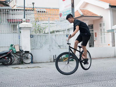 街道上骑自行车的男孩