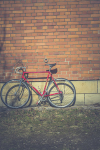砖墙墙壁与自行车