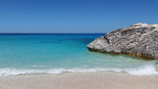 蓝色海滩岩石美景
