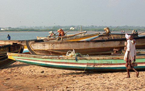 海滩上的木船