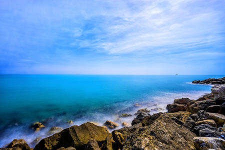 蓝色海滩岩石美景