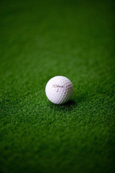 绿色草地上的高尔夫球